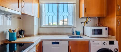 Cafetera y tetera, refrigerador, microondas y horno