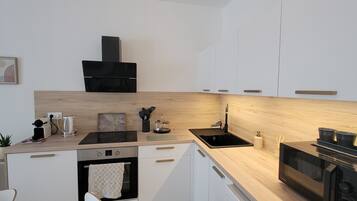 Cafetera y tetera, refrigerador, microondas y horno