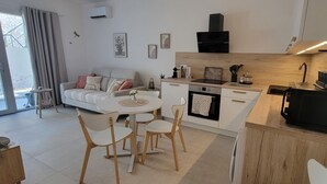 Una cocina moderna con comedor, un sofá y una mesa de centro.