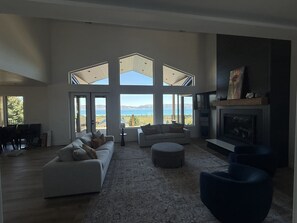 Smart TV, chimenea, libros