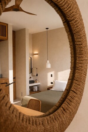 A bedroom with a bed, bedside table, and a hanging light fixture. - Olivo Mío Apartment (La Paz)