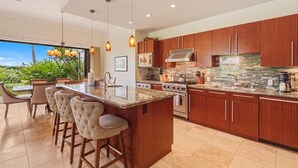 Private kitchen - Dive into paradise at Honua Kai - Konea 102 (Lahaina)