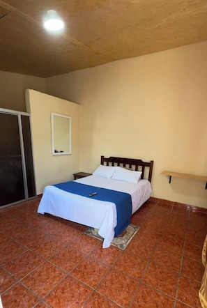1 habitación, tabla de planchar con plancha, wifi y ropa de cama 