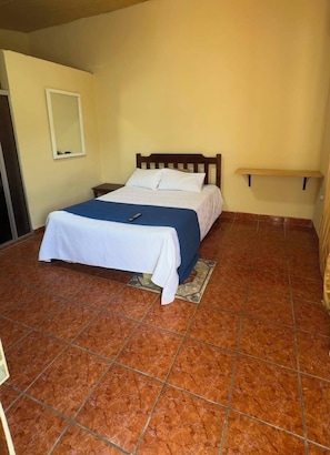 1 habitación, tabla de planchar con plancha, wifi y ropa de cama 