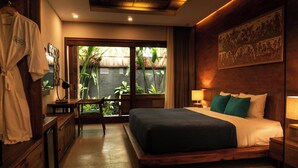 A bedroom with a bed, bedside tables, a desk, and a chair. - NovaStar Test Hotel od0mjx (Springfield)