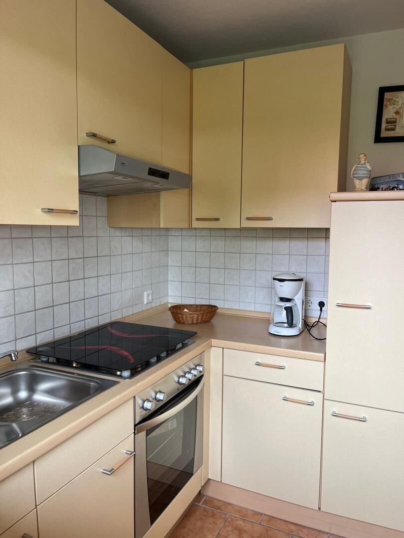 Coffee/tea maker, fridge, oven, stovetop