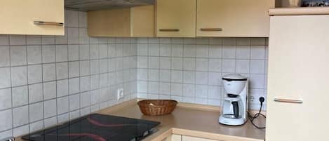 Wasserkocher mit Kaffee-/Teezubehör, Kühlschrank, Ofen, Herdplatte