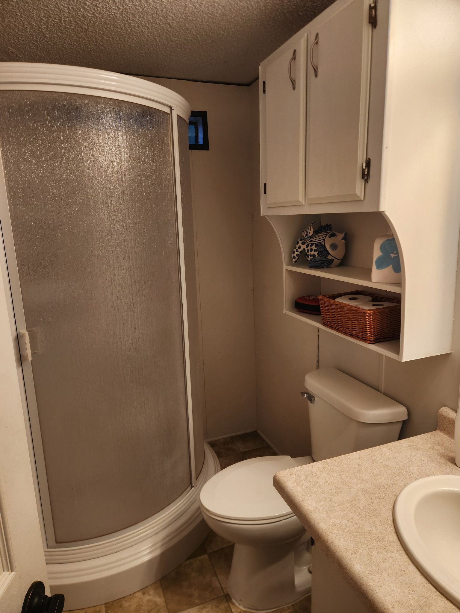 Un baño con ducha, inodoro y lavamanos.