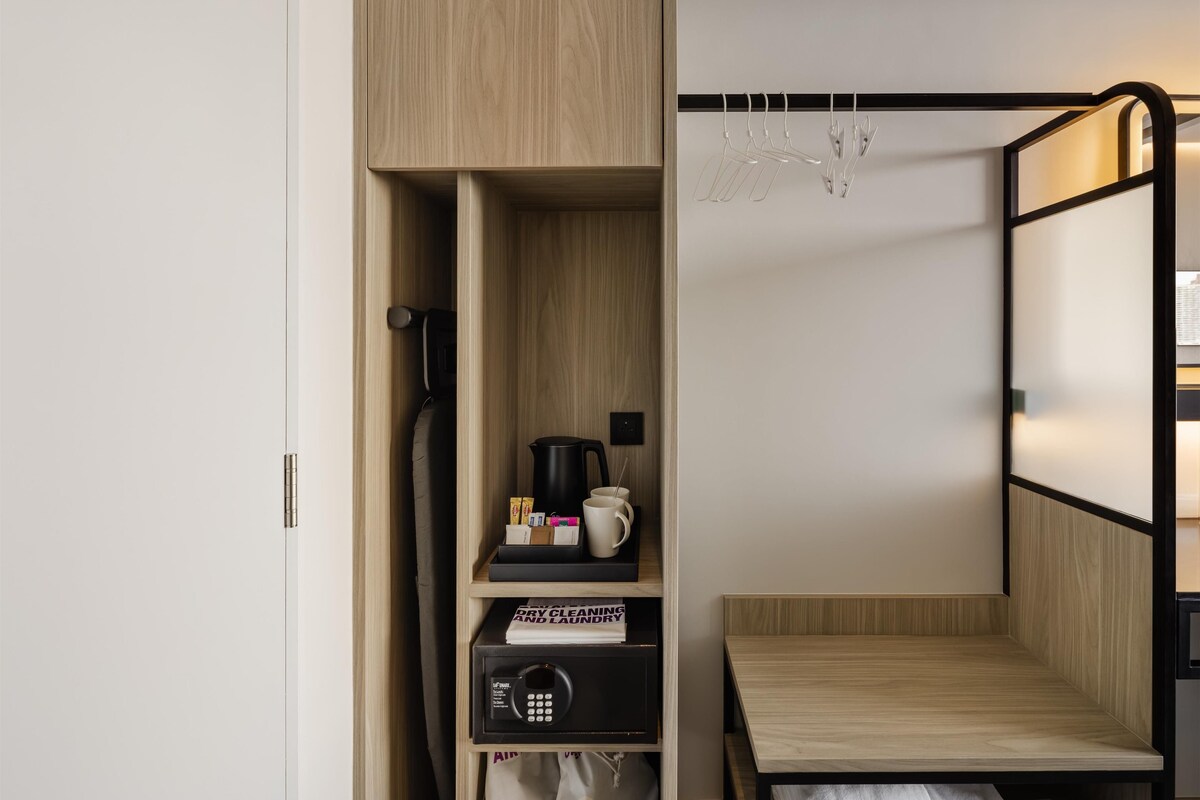Premium Room, 1 Katil Ratu (Queen) | Bar mini, peti besi dalam bilik, meja, ruang kerja komputer riba 