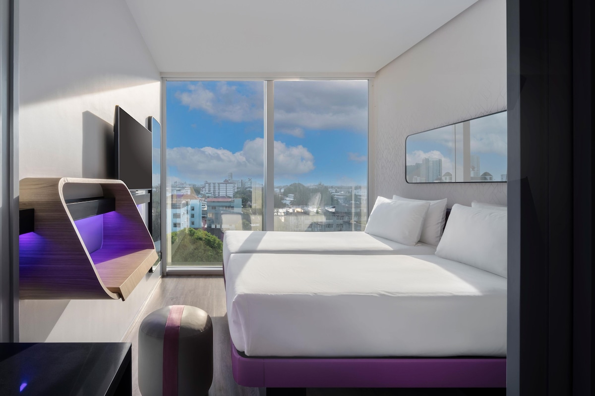 Premium Twin Room, 2 Katil Bujang (Single) | Bar mini, peti besi dalam bilik, meja, ruang kerja komputer riba 