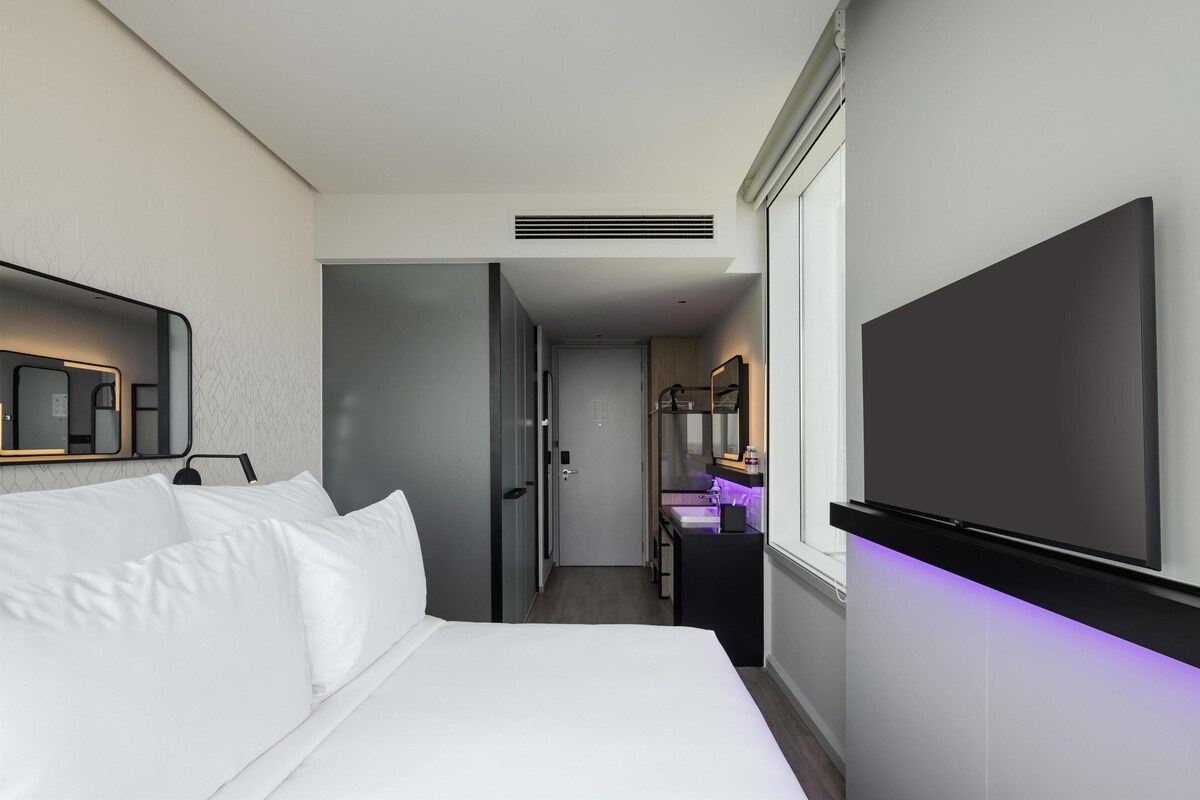 Minibar, in-room safe, desk, laptop workspace