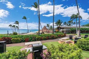 Ein Resort mit Pool, Sitzgelegenheiten im Freien und Blick auf den Ozean.