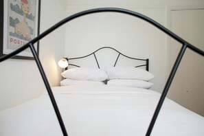 A bed with white bedding and a single round bedside lamp. - 3 Hilltop Way, Aberporth (Aberporth)