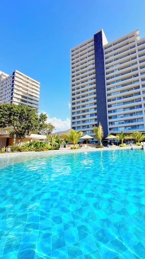 A hotel with a swimming pool, multiple balconies, and a clear blue sky. - 🌴 Caribbean Resort-Style Paradise: Ocean Views, Pools, and Relaxation in Santa Marta (Santa Marta)