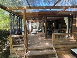 Outdoor dining - L'Amazonia, a chalet with panoramic views nestled between the forest and the lake, with no neighbors in sight, and a pool (Onesse-Laharie)