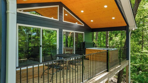 Mountain Music Romantic Private Brow Cottage with Hot Tub
