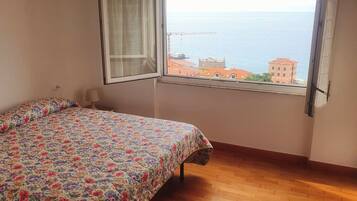 3 bedrooms, WiFi (free), bed sheets