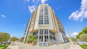 Exterior - Sleek Miami 2BR - Free parking - Pool (Miami)