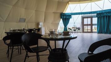 Comfort Double Room, Lanai, Lake View | Ruang tamu