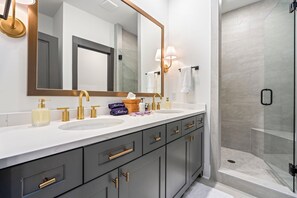 Bathroom - Magnolia Pines - 3 King Beds & Luxury Kitchen (Auburn)