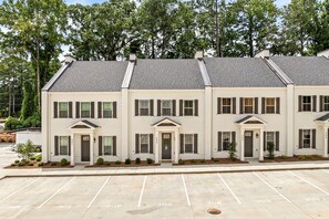 Exterior - Magnolia Pines - 3 King Beds & Luxury Kitchen (Auburn)