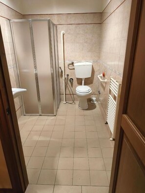 Shower, towels, soap, shampoo - Provincia Italiana S. Francesco d'Assisi (Foligno)
