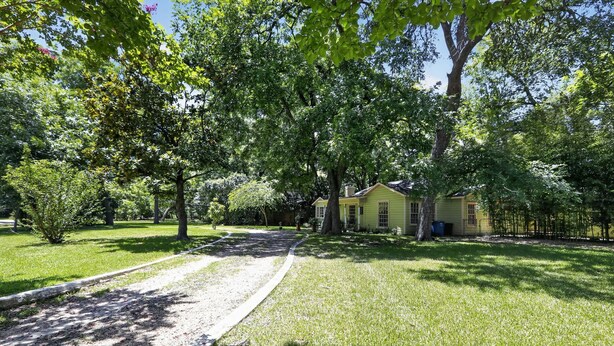 A pathway leading to a yellow house surrounded by trees. - Peaceful Dallas Retreat Near Downtown & Fair Park (Dallas)