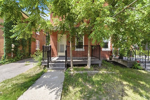 Spacious 3BR Two-Level Apt · Monthly Stays · Sleeps 5 · In-Unit Laundry