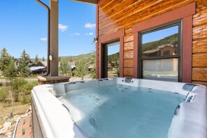 A hot tub outside a wooden cabin with a clear view of the surrounding landscape. - Perfect Family Getaway: 3BR with Hot Tub and Stunning Alpine Views (Keystone)