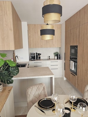 Lemari es, microwave, oven, dan kompor