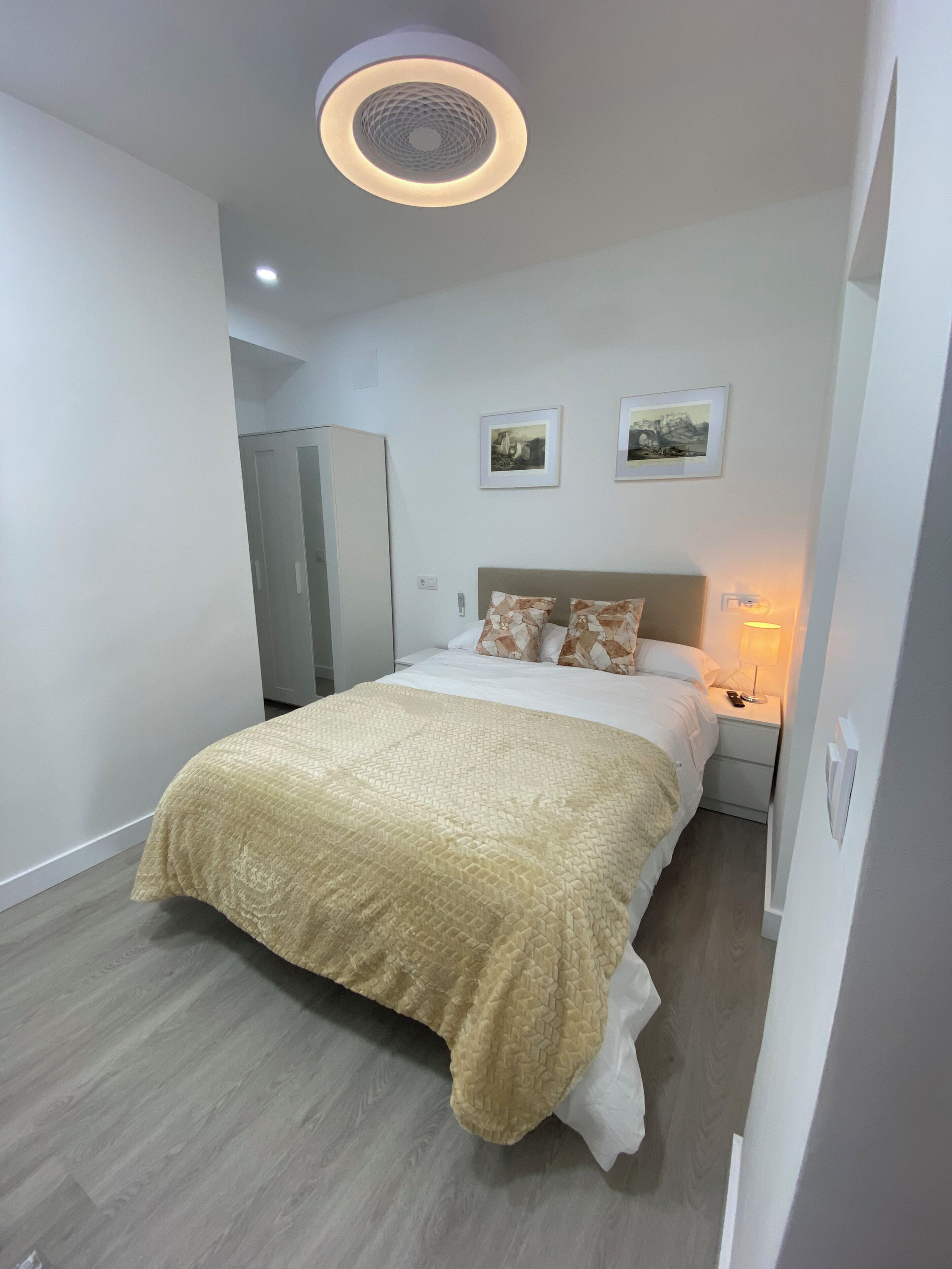 3 habitaciones, tabla de planchar con plancha, internet y ropa de cama 