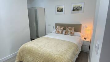 3 habitaciones, tabla de planchar con plancha, internet y ropa de cama