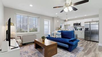 Condo, 1 King Bed with Sofa bed, City View (Cityview Peach) | Living area