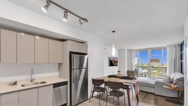 Interior - Condo Resort - Beach access & Bay View (Hallandale Beach)