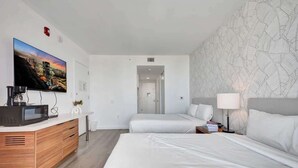 2 bedrooms, iron/ironing board, travel cot, WiFi - Condo Resort - Beach access & Bay View (Hallandale Beach)