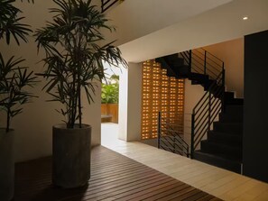 A modern interior with a staircase, a large potted plant, and a wooden floor. - Designer New Apt w/ private Rooftop/Old city (Cartagena de Indias)