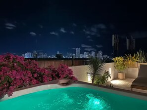 A rooftop pool with a city skyline view at night. - Designer New Apt w/ private Rooftop/Old city (Cartagena de Indias)