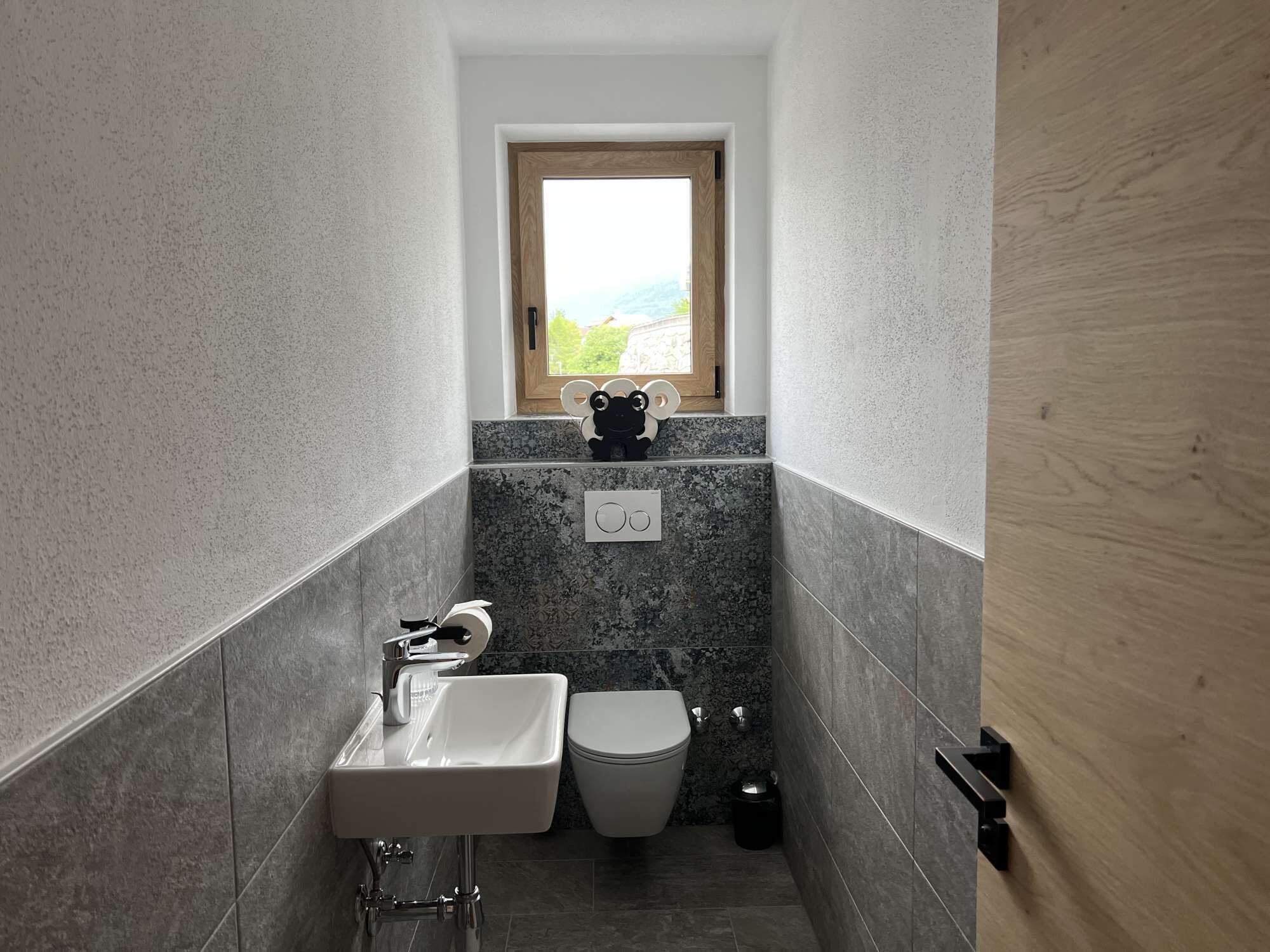 Douche, sèche-cheveux, serviettes fournies