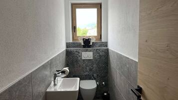 Douche, sèche-cheveux, serviettes fournies