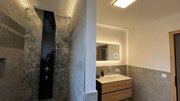 Dusche, Haartrockner, Handtücher