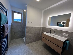 Shower, hair dryer, towels - Studler-Eck - Holidays at the most beautiful place in the Tyrol (Oberperfuss)