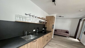 Kaffe- och tebryggare, kylskåp, mikrovågsugn och spishäll