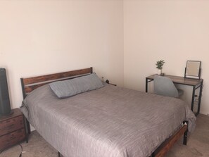 Room - 1 Bed/Bath Attached Casita w/ Private Entrance (Victorville)