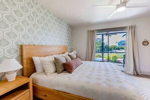Deluxe Condo, Canal View - Quiet Condo with Pool Ground Floor (Sarasota)