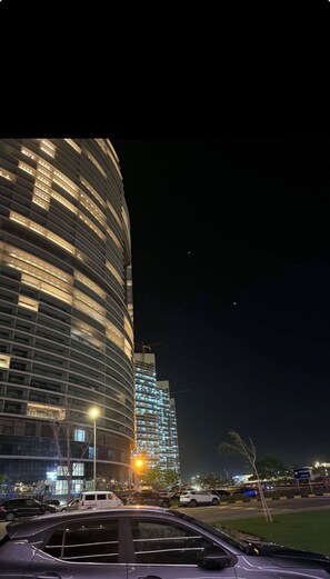 Um edifício moderno com fachada curva e várias janelas.
