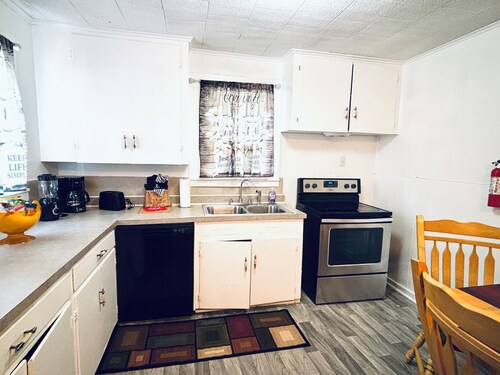 Red Door Lodge of Alexandria 2-Bedrooms 1-Bath House