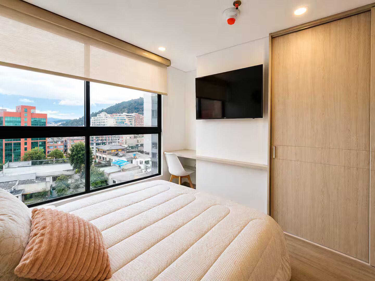 Desk, iron/ironing board, WiFi, bed sheets