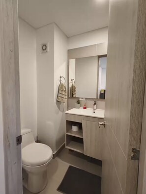 Shower, towels, soap, shampoo - Modern Suite | Santa Fe Clinic | Usaquén (Bogotá)