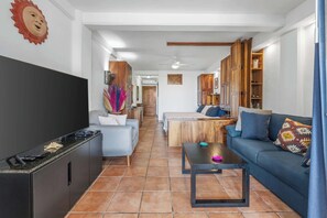 Een moderne woonkamer met een bank, salontafel en tv-meubel.