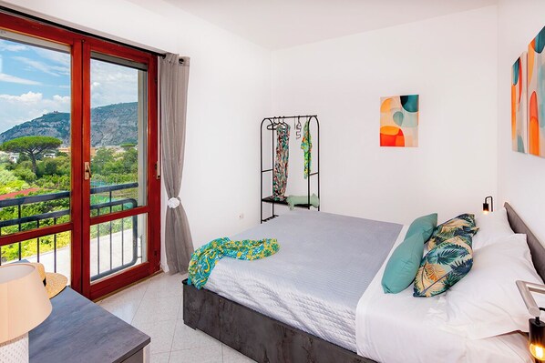 Tabla de planchar con plancha, wifi y ropa de cama